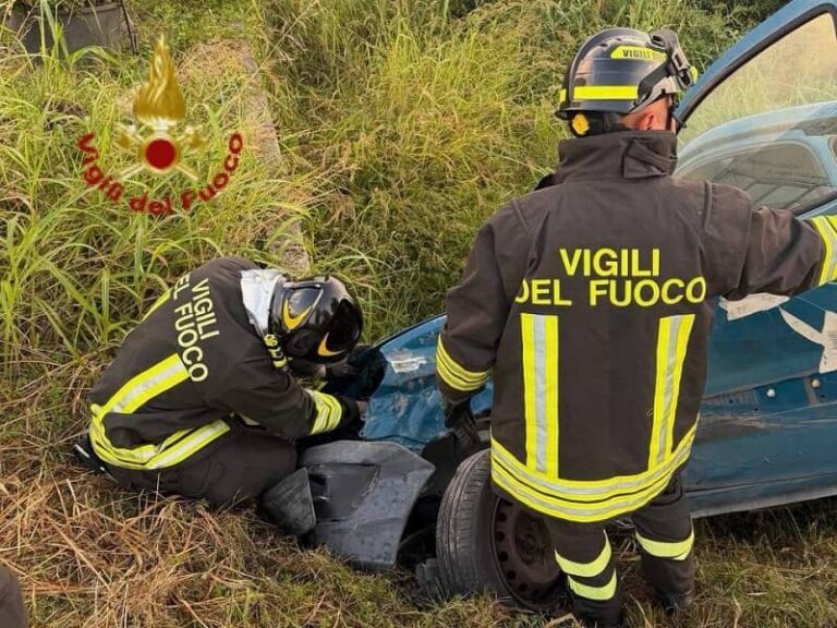 Feriti un uomo e una donna in un’auto finita stamani in un fosso sulla via Pratese