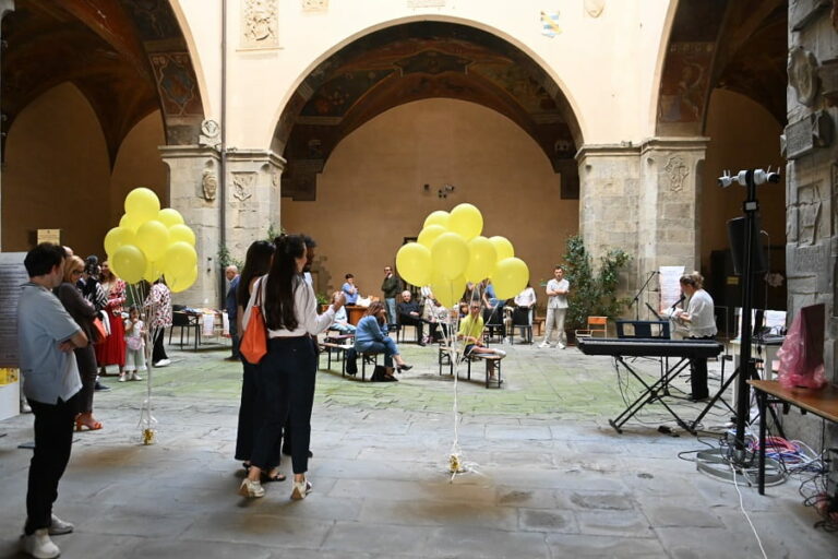 Una scintilla di solidarietà nell’atrio del Tribunale: tanti libri per i ragazzi del Gaslini