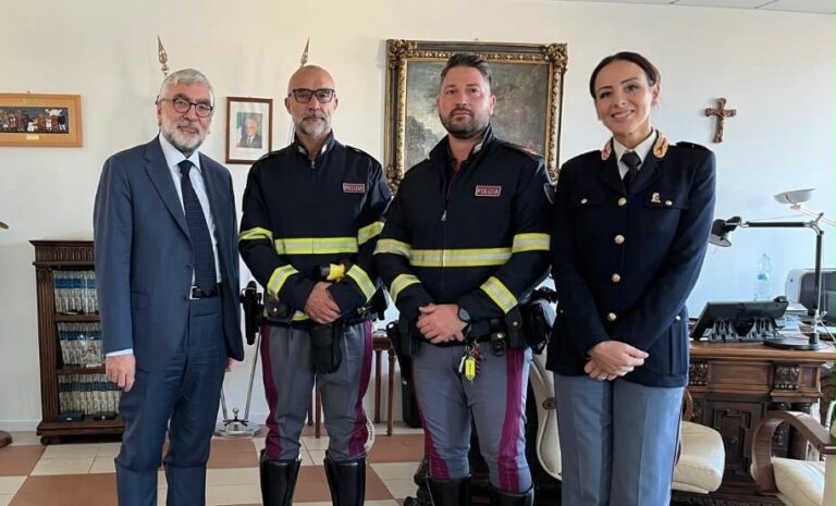 Salvarono un turista all’uscita dal casello, il Prefetto incontra due poliziotti della Polstrada
