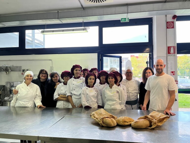 A lezione di Arte bianca al Datini con i Maestri panificatori e pasticceri di “Artigiani in classe”