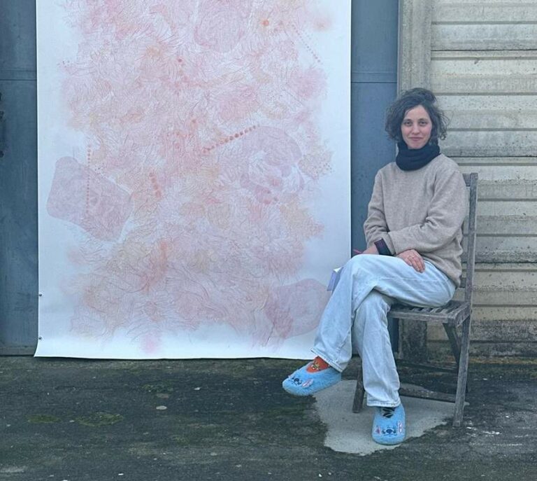 Figure, colori e spirali d’infinito: a Lo Spazio “Divoracoda” di Daniela Antonelli