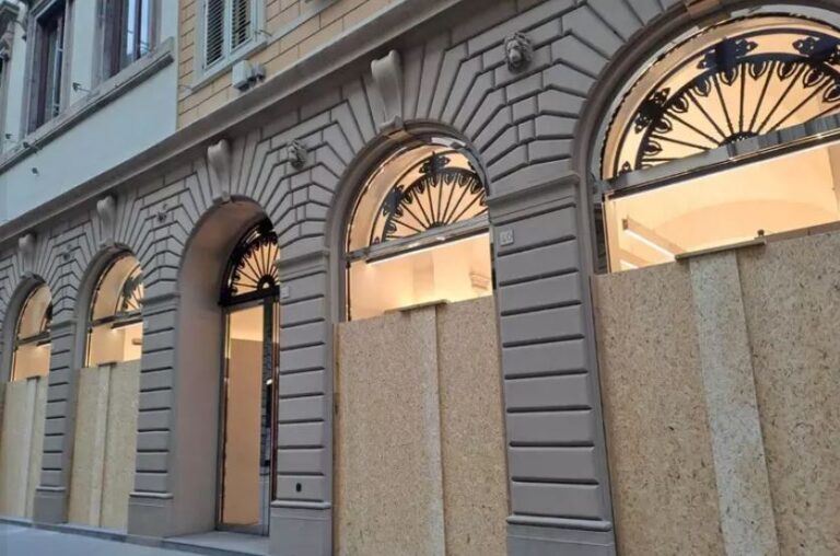 Manifestazioni a Firenze, in centro molti negozi con le vetrine blindate