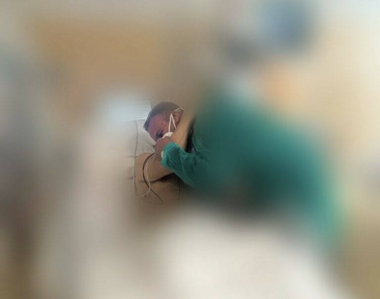 Poliziotto libero dal servizio soccorre un uomo colto da malore e gli salva la vita