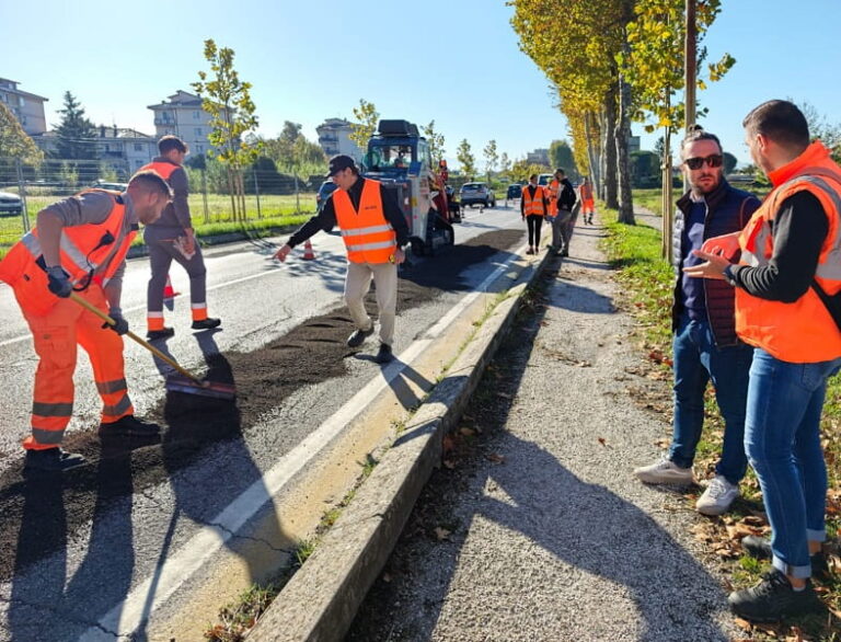 Manutenzione delle strade, in viale Adua la sperimentazione di una nuova tecnologia