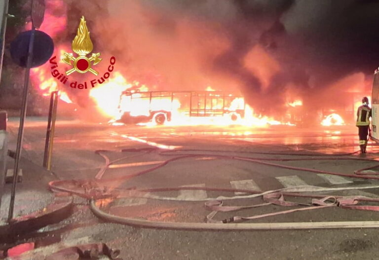 Distrutti da un incendio 12 autobus e altri 7 danneggiati in un deposito AT a Firenze