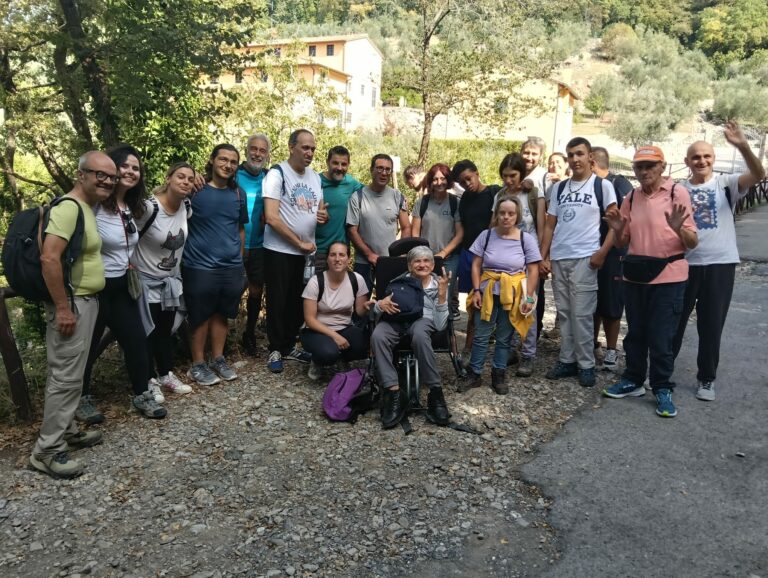 Escursione speciale in Calvana: tredici ragazzi della Cooperativa Cui raggiungono a piedi o in joelette Casa Bastone