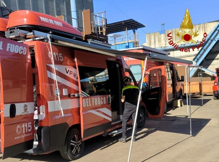 Ancora in corso lo spegnimento del rogo all’impianto Revet di Pontedera