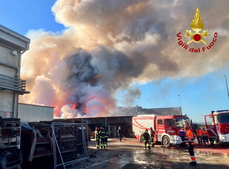 Dopo l’incendio a Pontedera, sospesa domani la raccolta del multimateriale a Firenze, Prato e Pistoia