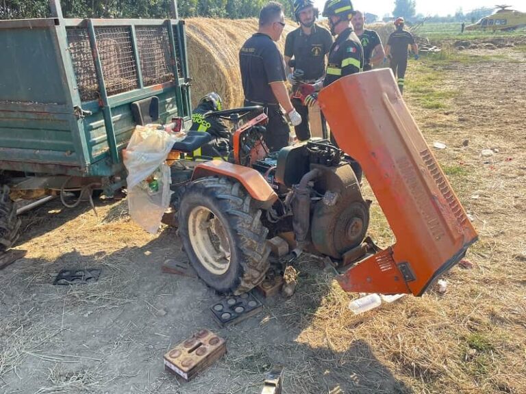 Montemurlo, operaio rimasto incastrato con una gamba sotto al trattore