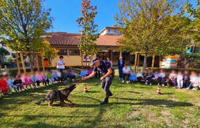 La Polizia Locale con i bambini della scuola infanzia: educazione alla legalità con l’Unità Cinofila